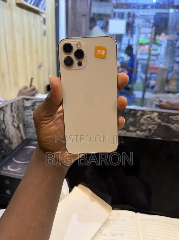 Apple iPhone 12 Pro 128 GB Gold · Photo 1