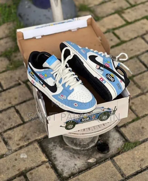 Nike Sneakers · Photo 1