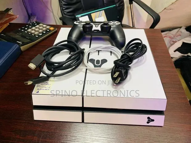 Ps4 With 4 Games · Photo 1
