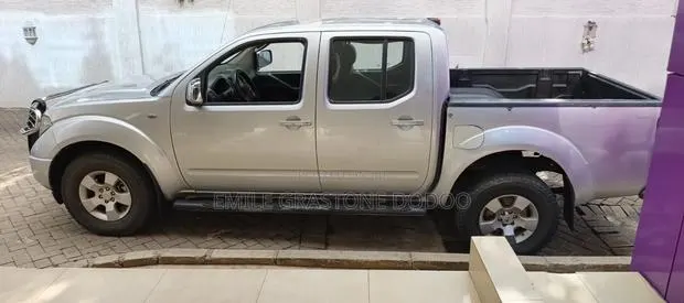 Nissan Navara 2015 Silver · Photo 1