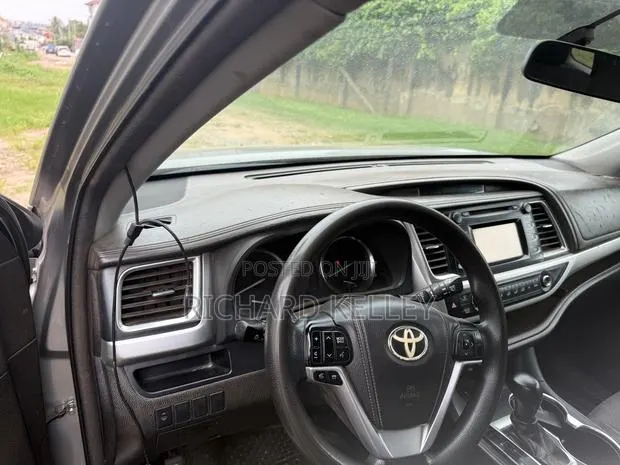 Toyota Highlander LE 4dr SUV AWD (3.5L 6cyl 6A) 2014 Silver · Photo 1