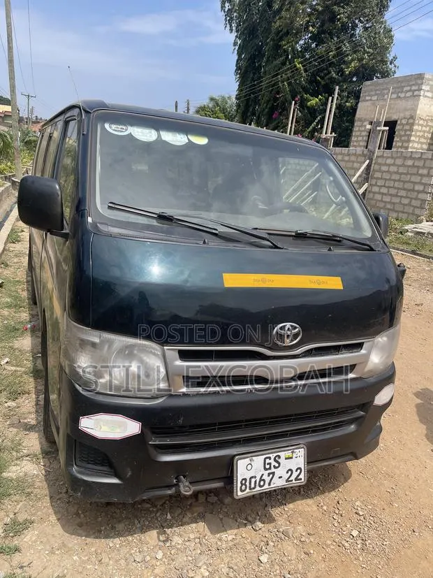 Toyota HiAce 2011 Green · Photo 3