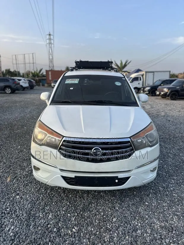 SsangYong Korando 2014 White · Photo 1