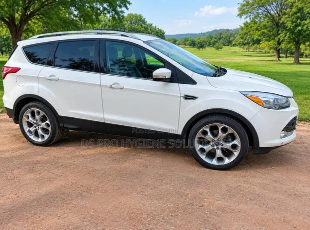 Ford Escape Titanium 4dr SUV AWD (1.6L 4cyl Turbo 6A) 2014 White · Photo 1