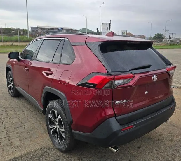 Toyota RAV4 LE 2021 Brown · Photo 1