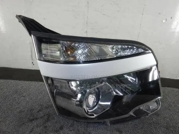 Toyota Voxy 2012 Headlight · Photo 1