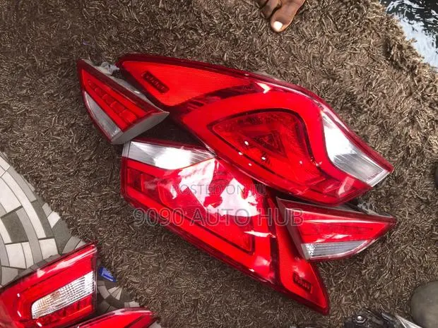 2012 Hyundai Sonata Boot Taillight Set (Foreign Used) · Photo 1