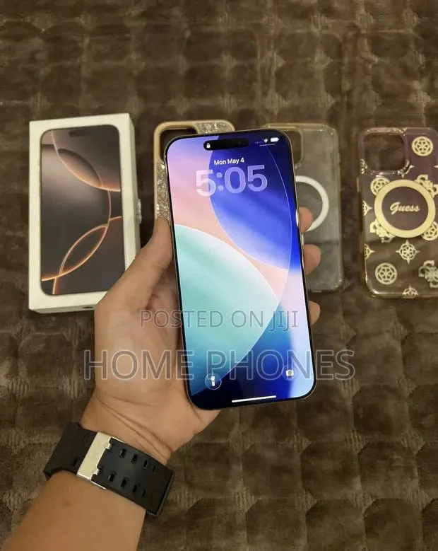 Apple iPhone 16 Pro Max 256 GB Gold · Photo 1