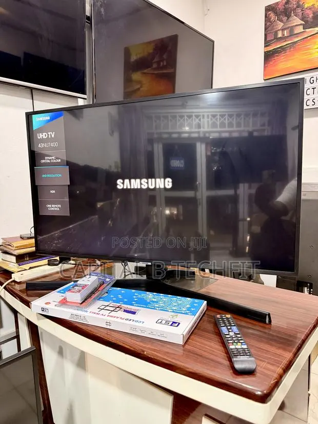 43inches Full Digital Satellite Uhd HDR Smart Samsung TV · Photo 1