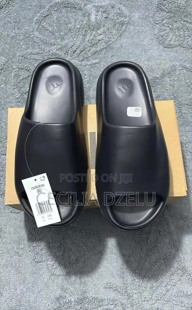 Affordable Yeezy Slides · Photo 1