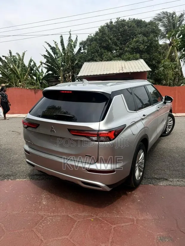 Mitsubishi Outlander SE 2024 Silver · Photo 1
