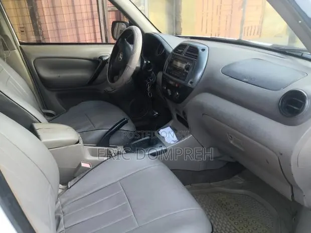 Toyota RAV4 2005 White · Photo 1