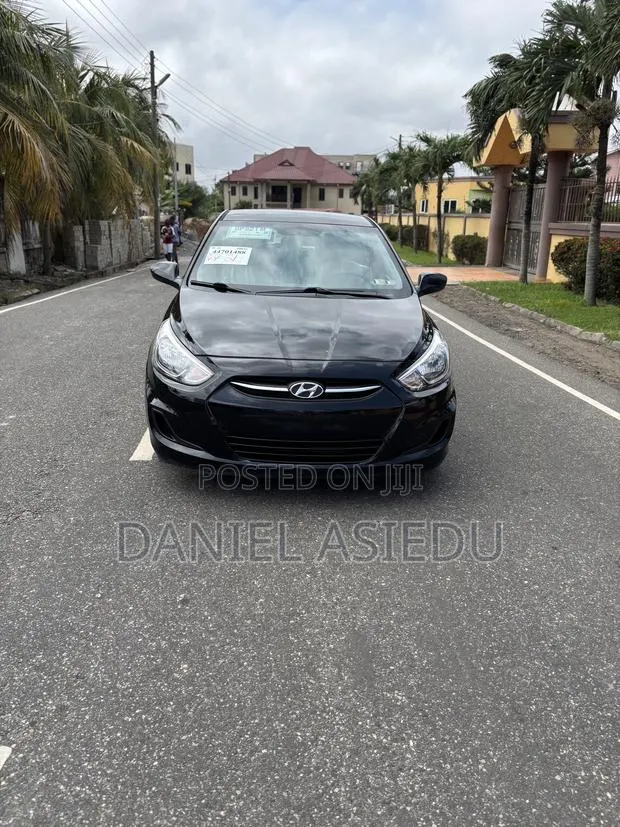 Hyundai Accent SE Hatchback 2016 Black · Photo 1