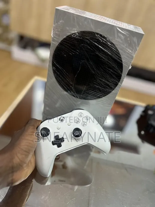 Xbox Series S With One Controller and 4 Games Installed · Photo 1