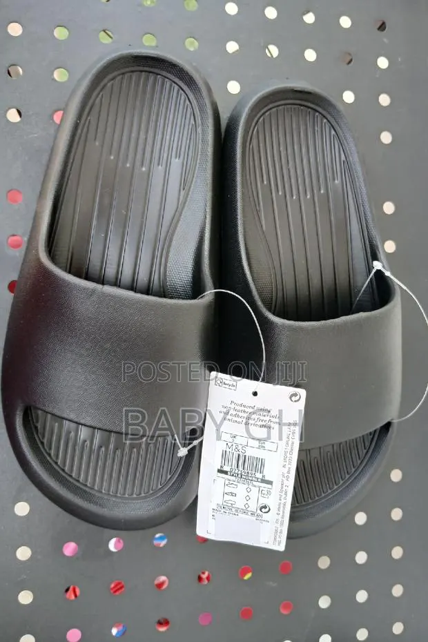 Marks and Spencer Vegan Black Sliders · Photo 2