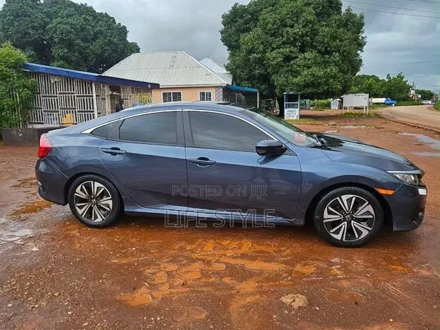 Honda Civic 2018 Gray · Photo 1