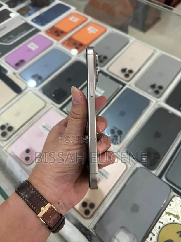 Apple iPhone 16 Pro Max 512 GB Gray · Photo 1