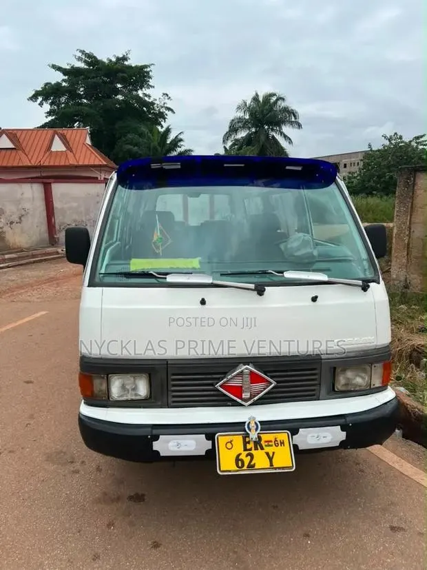 Nissan Caravan (Urvan) 1999 White · Photo 1