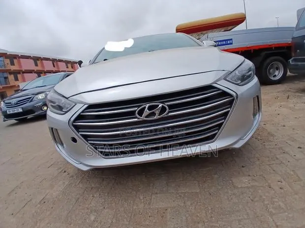 Hyundai Elantra 2018 Silver · Photo 1