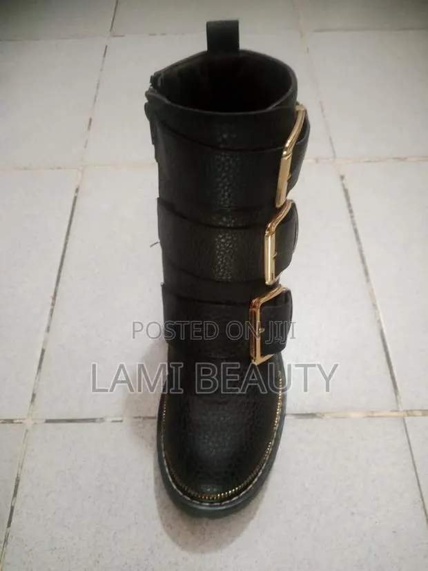 Black Short Boat · Photo 1