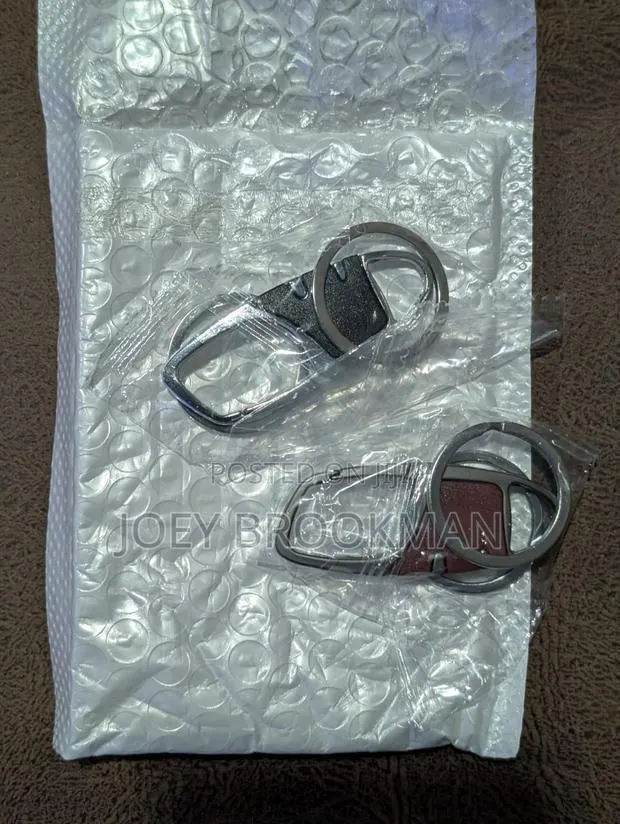 2pcs Set Of High-end Keychains · Photo 1