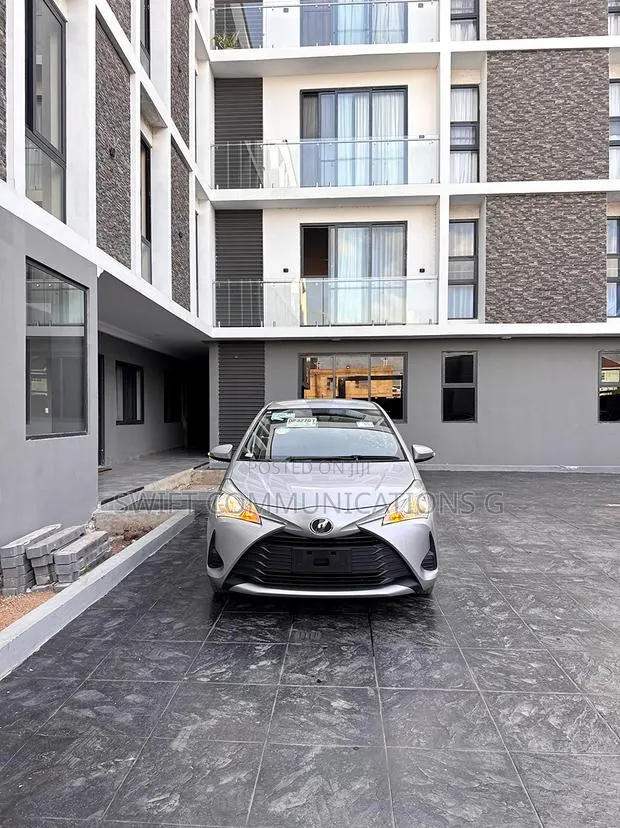 Toyota Vitz 1.3 FWD 5dr 2017 Silver · Photo 1