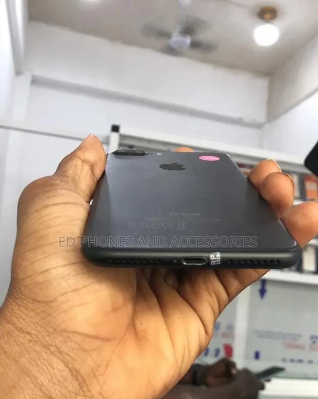 Apple iPhone 7 Plus 128 GB Black · Photo 1