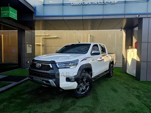 Toyota Hilux 2025 White · Photo 1