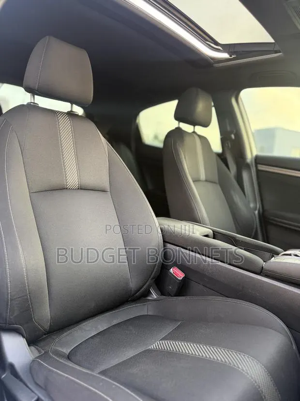 Honda Civic EX Hatchback 2019 White · Photo 1