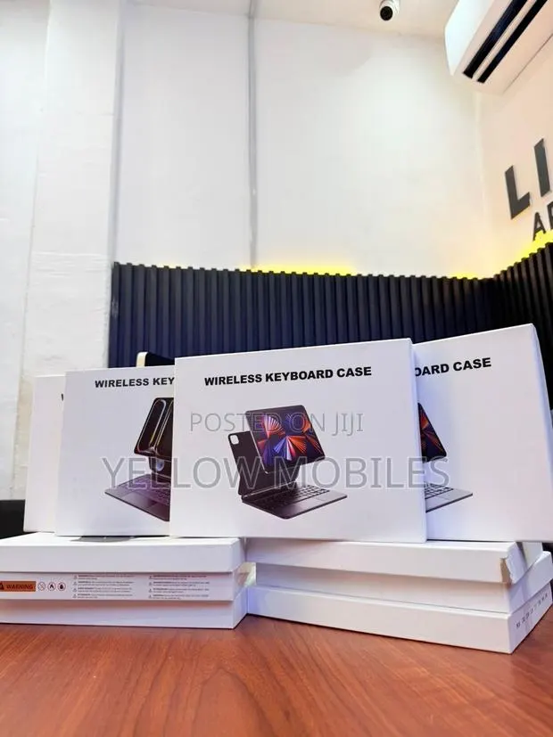 iPad 10th Gen 11th Gen Magic Keyboard · Photo 1