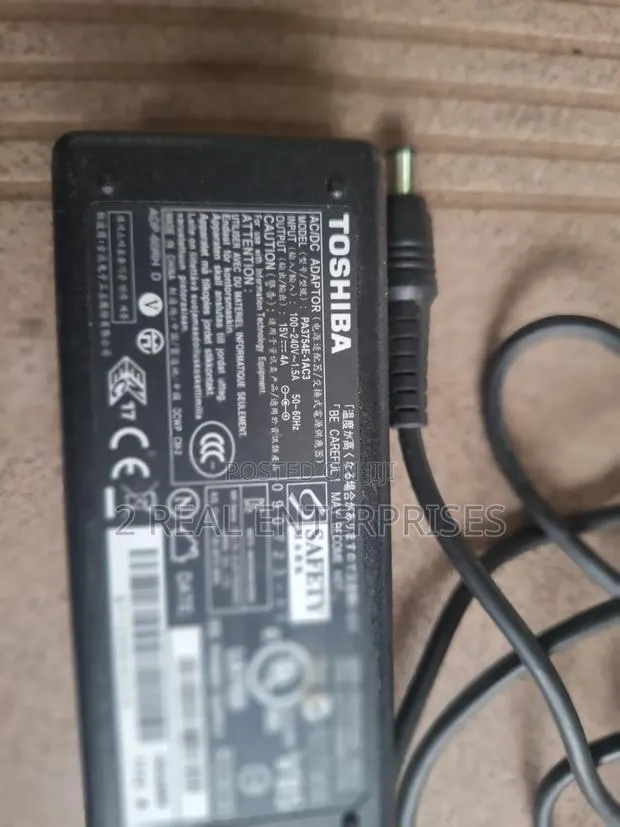 Toshiba Laptop Adapter · Photo 1