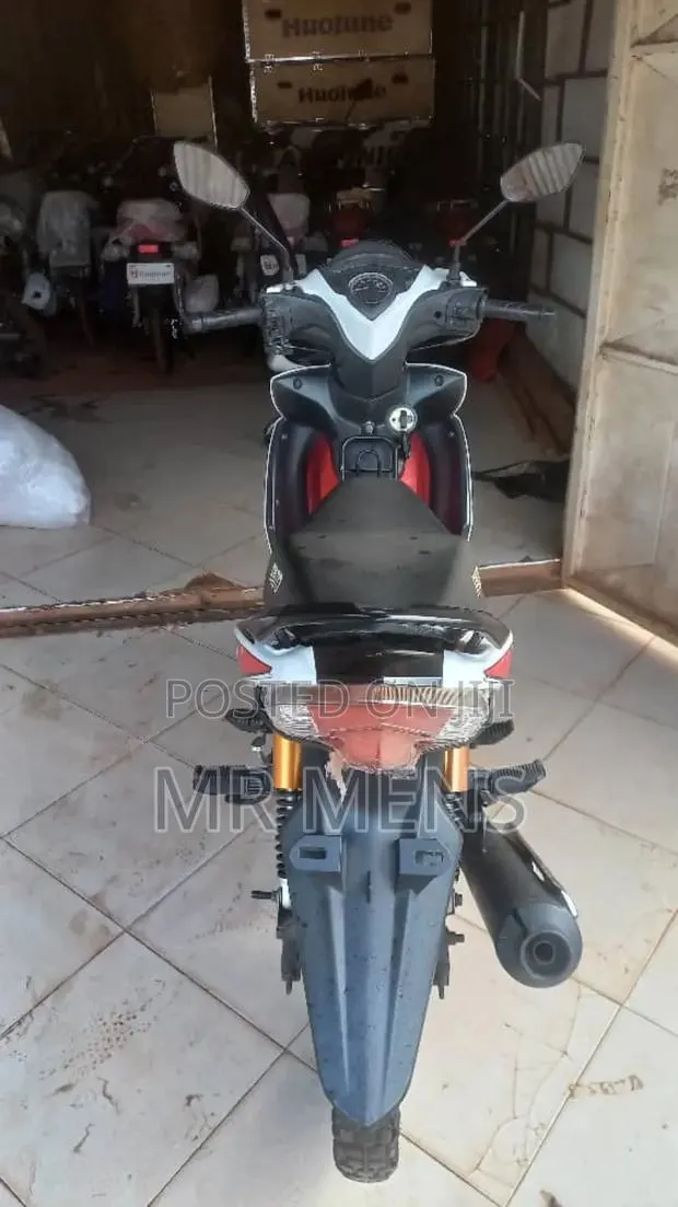 Motorcycle 2025 White · Photo 4