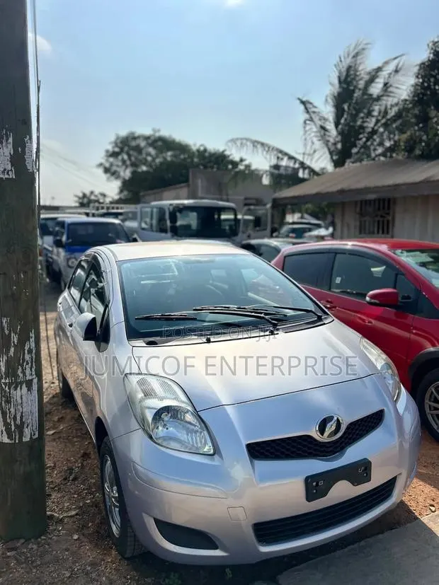 Toyota Vitz 2010 Silver · Photo 1