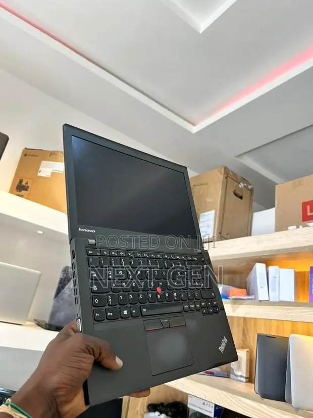 Laptop Lenovo ThinkPad X250 8GB Intel Core i5 SSD 256GB · Photo 1