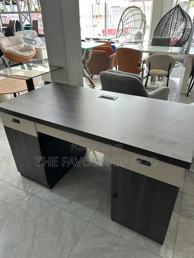 Heavy and Strong Straight Table · Photo 1