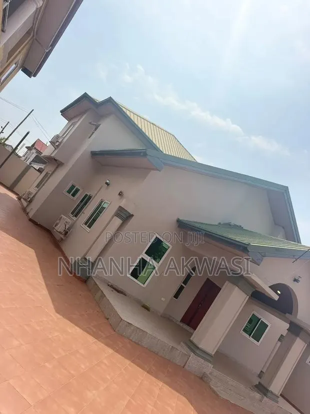 4bdrm House in Community 18, Accra Metropolitan for rent · Photo 1