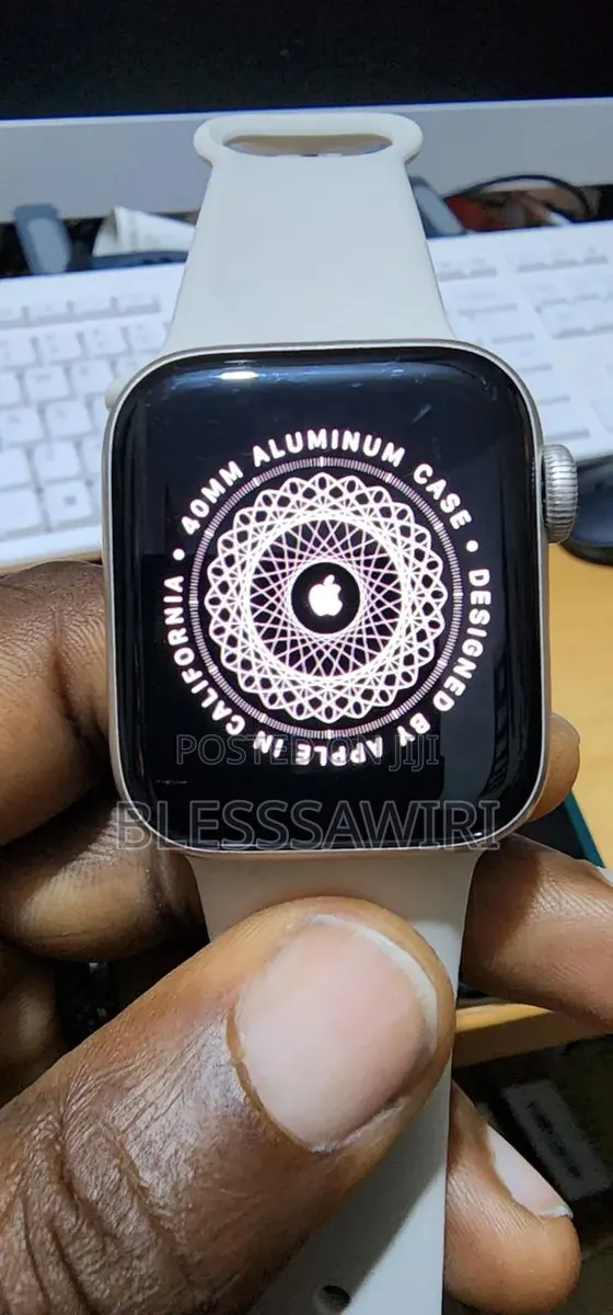 Apple Watch Series Se 2nd Gen 40mm GPS + Cellular 97% Battery Health · Photo 1