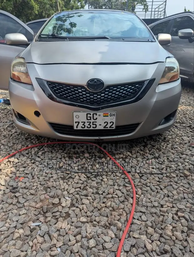 Toyota Yaris Base Sedan 4dr 2010 · Photo 1