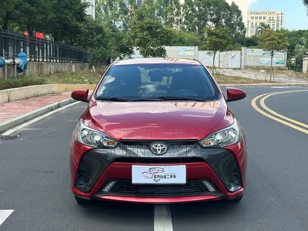 Toyota Yaris LE Hatchback 5dr 2017 Burgundy · Photo 1