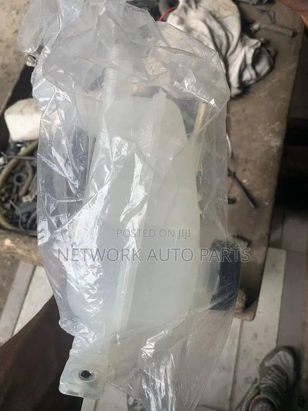 Elantra Water Tank or Container for 2012 to 1”2018 · Photo 1