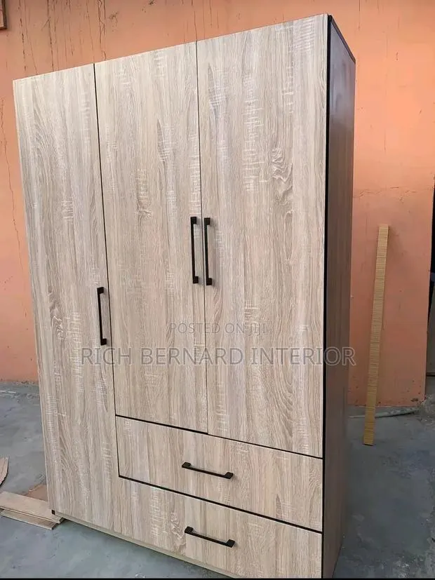 3 Doors Laminated Wardrobe · Photo 1