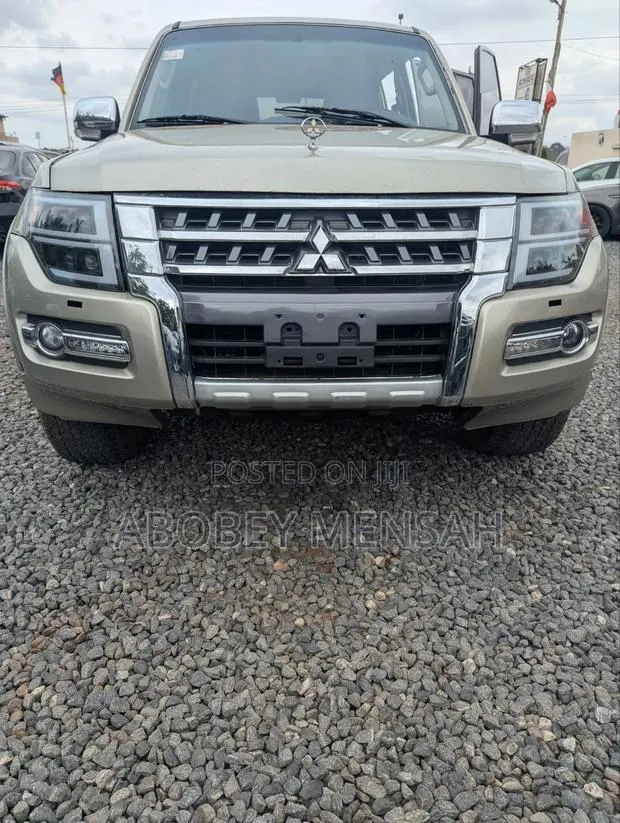 Mitsubishi Pajero V90 3.8 V6 GLS/GLX 2016 Gold · Photo 1