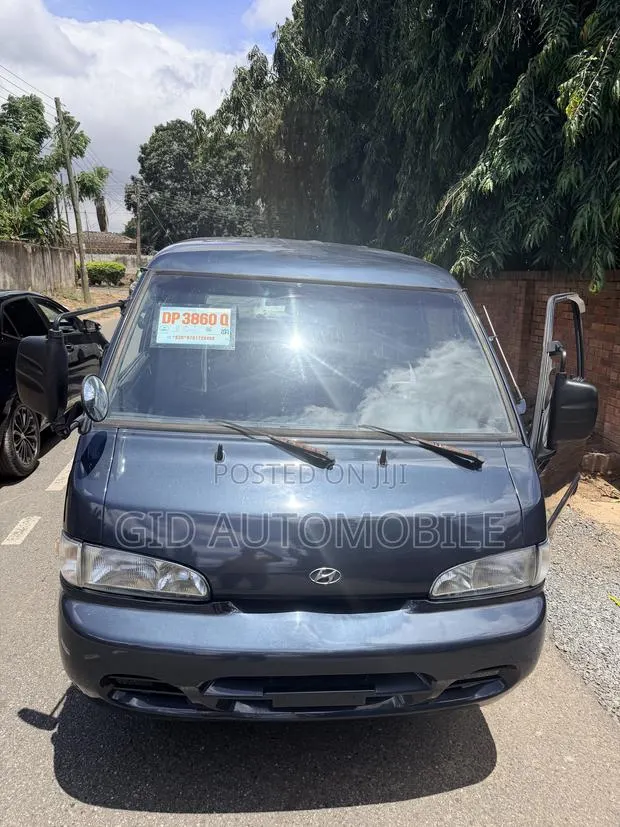 Hyundai H1 2002 Black · Photo 1