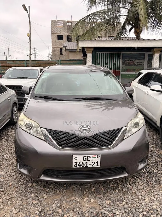 Toyota Sienna LE 7 Passenger 2011 Gray · Photo 1