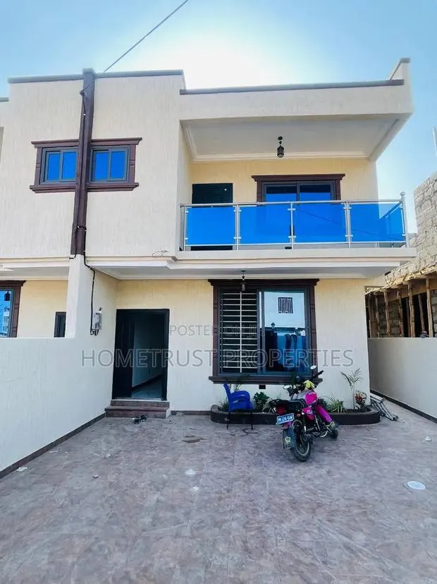 3bdrm Duplex in Kwabenya Acp for sale