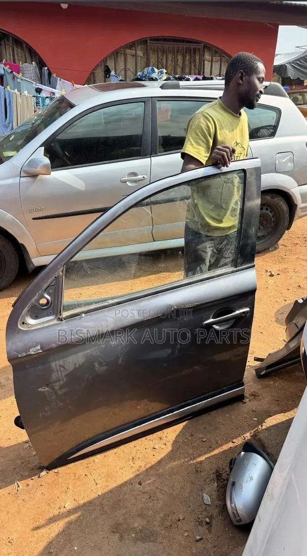 Mitsubishi Outlander 2016 2017 2018 2019 2020 2021 Door · Photo 1