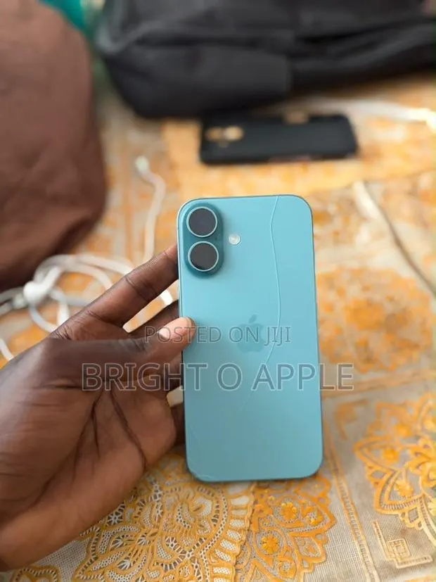 Apple iPhone 16 128 GB Green · Photo 1