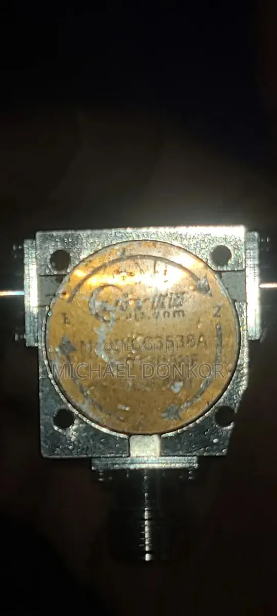 N Connector 2 Bay Power Divider · Photo 1
