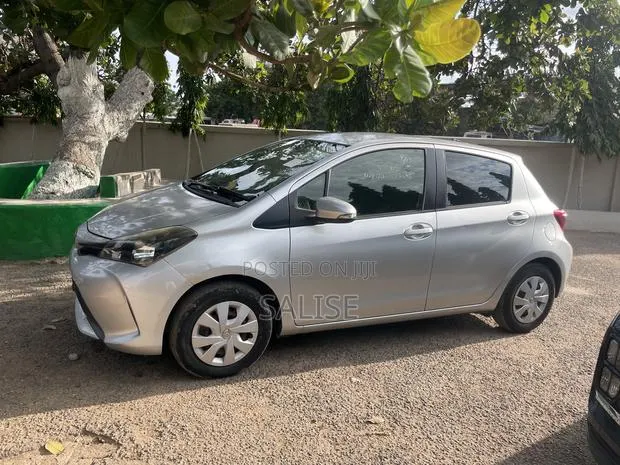 Toyota Vitz 1.3 FWD 5dr 2015 Silver · Photo 1