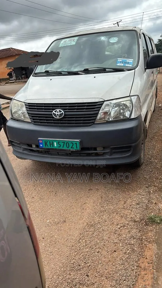 Toyota HiAce 2010 White · Photo 1